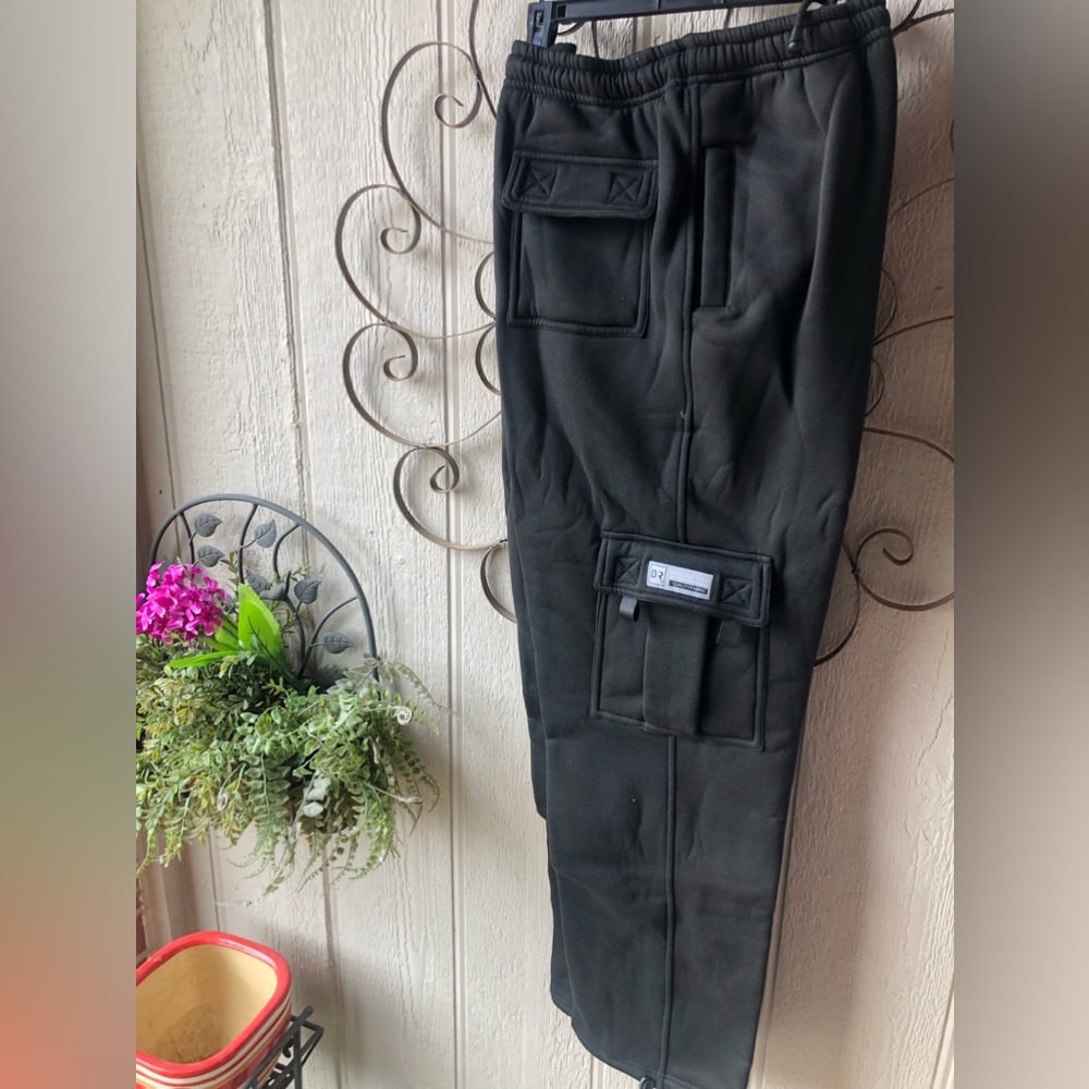 Men’s black cargo sweatpants